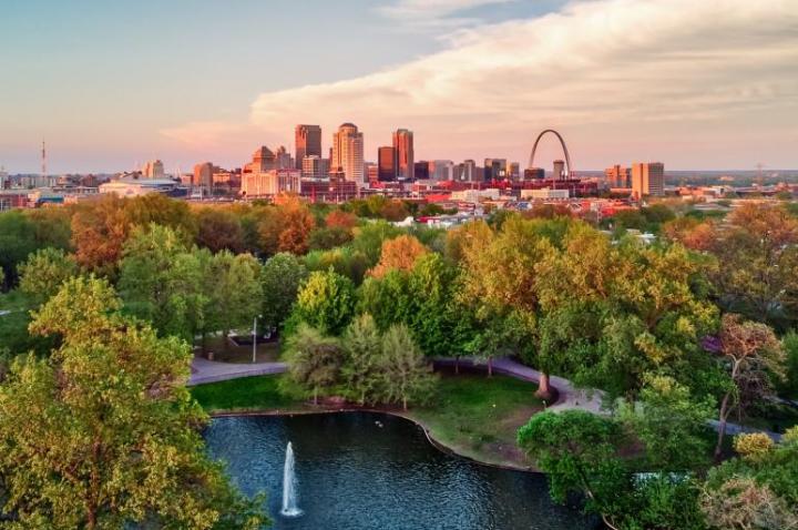 Sweeping photo of Forest Park to the Gateway Arch